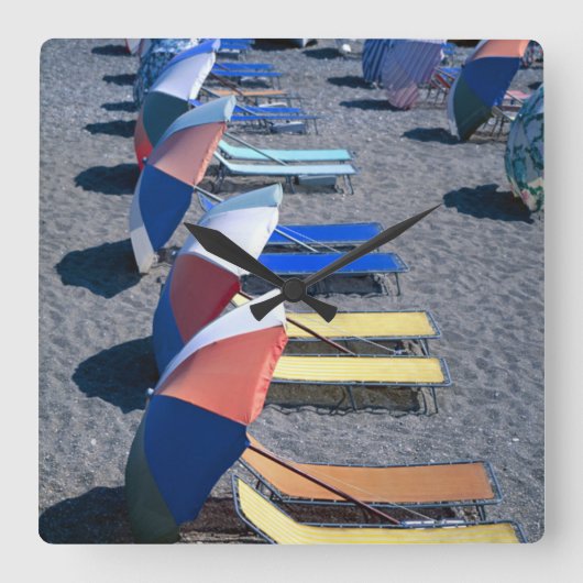 Vakantorstoelen op strand vierkante klok (Voorkant)