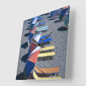 Vakantorstoelen op strand vierkante klok (Hoek)