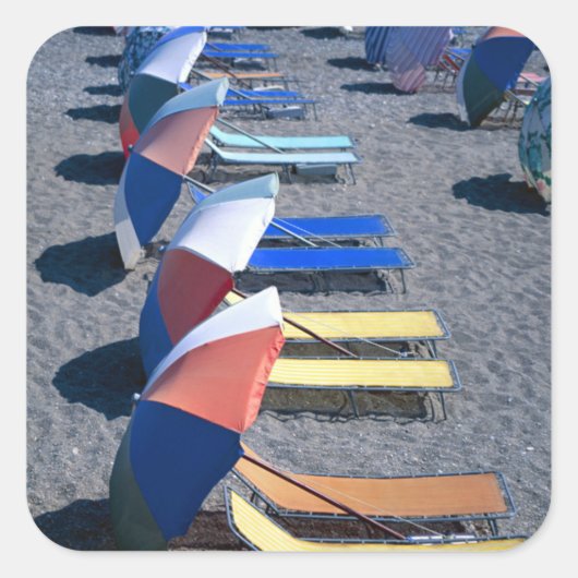 Vakantorstoelen op strand vierkante sticker (Voorkant)