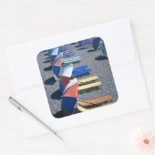 Vakantorstoelen op strand vierkante sticker (Envelop)