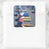Vakantorstoelen op strand vierkante sticker (Tas)