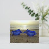 Vaktijd, blauwe bril op het strand briefkaart (Staand voorkant)