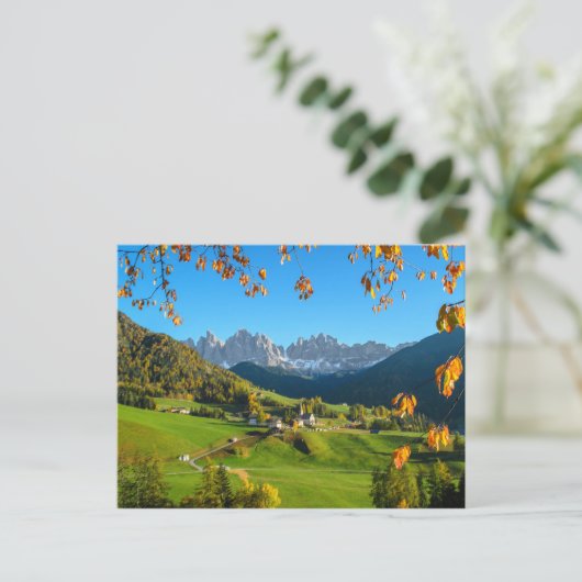 Val di Funes vallei met briefkaart van herfstblade (Staand voorkant)