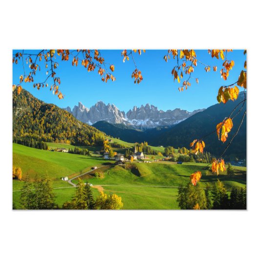 Val di Funes vallei met herfstblad Foto Afdruk (Voorkant)
