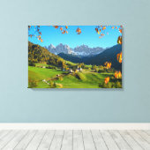 Val di Funes vallei met herfstbladeren canvas Afdruk (Insitu (Houten vloer))
