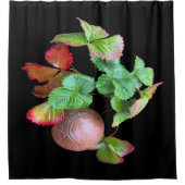 Val in het aardbeienseizoen Achtertuin Tuinfoto Douchegordijn (Voorkant)