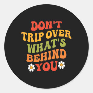 Val niet over wat er achter je esthetische quotes  ronde sticker