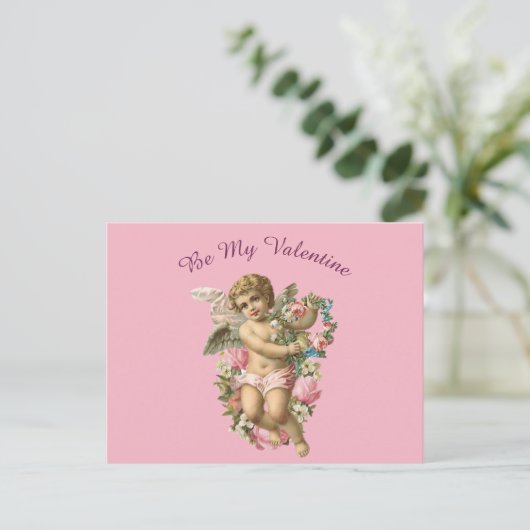 Valentijn cherub met bloemetjes op een roze achter briefkaart (Staand voorkant)