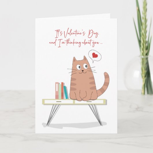 Valentijn grillige kat op tafel denkt aan jou kaart (Voorkant)
