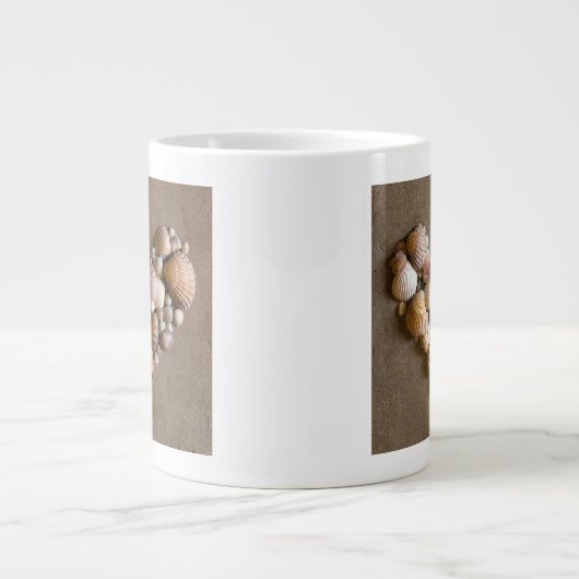 Valentijn hart gemaakt met schalen grote koffiekop (Voorkant)