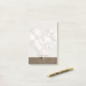 Valentijn hart gemaakt met schalen post-it® notes (Op bureau)