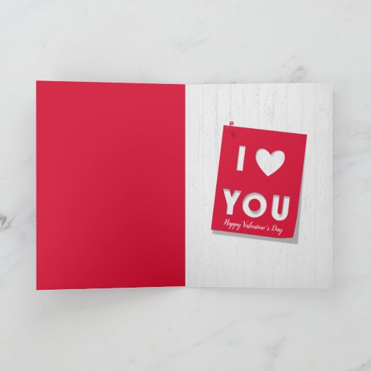 Valentijn Opmerking in rode envelop op op hout Kaart (Binnen)