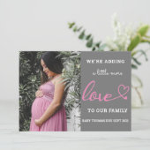 Valentijn zwangerschap baby mededeling roze hart feestdagenkaart (Staand voorkant)