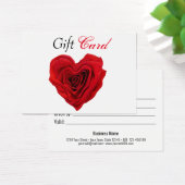 Valentijns cadeaubon van rode roze met hartvorm visitekaartje (Bureau)