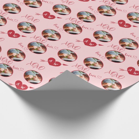 Valentijn's Day Hart & Initialen Aangepaste foto Cadeaupapier (Hoek)