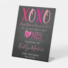 Valentijnsdag 1e verjaardag Hugs & Kisses (XOXO) Reclamebord Met Voetstuk