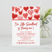 Valentijnsdag 1e verjaardagsuitnodiging draaien 1 kaart (Staand voorkant)