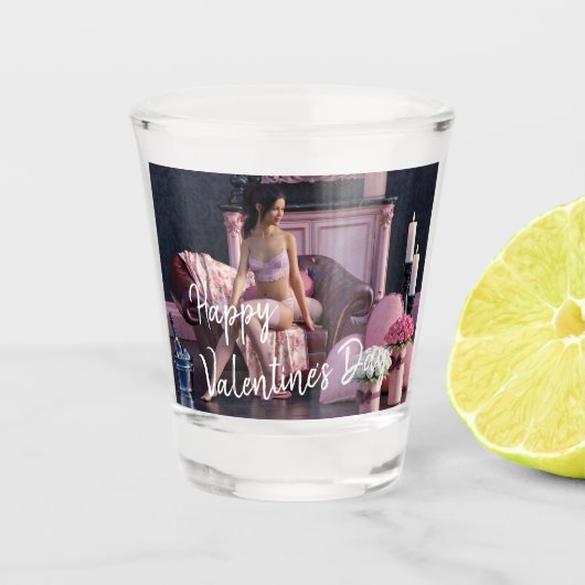 Valentijnsdag Beauty in Lingerie op de bank Shot Glas (Voorkant)