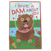 Valentijnsdag Cute Beaver geeft dam Pun Funny Medium Cadeauzakje (Voorkant)