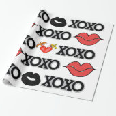 Valentijnsdag die papier met Xoxo-vogel pakt (Uitgerold)