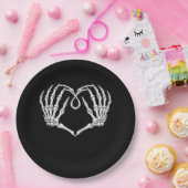 Valentijnsdag gotisch hart met skelet handen va papieren bordje (Feest)