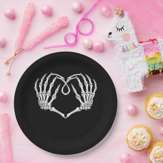 Valentijnsdag gotisch hart met skelet handen va papieren bordje (Feest)