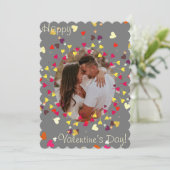 Valentijnsdag, hartconfettis en ballons feestdagenkaart (Staand voorkant)