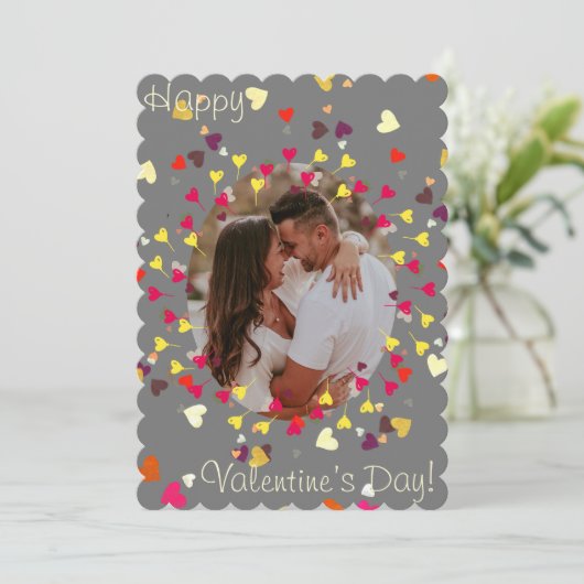 Valentijnsdag, hartconfettis en ballons feestdagenkaart (Staand voorkant)