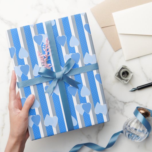 Valentijnsdag harten op gestreepte achtergrond  cadeaupapier (Geschenken)