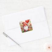 Valentijnsdag-kabouter met rode hartballon vierkante sticker (Envelop)