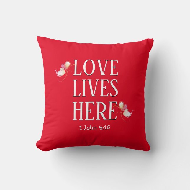 Valentijnsdag | LOVE LIVES HERE Custom Text RED Kussen (Voorkant)