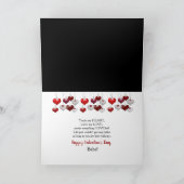 Valentijnsdag, man, hangende harten feestdagen kaart (Binnen)