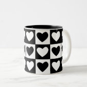 Valentijnsdag met zwarte en witte harten tweekleurige koffiemok (Voorkant rechts)