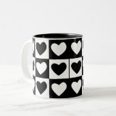 Valentijnsdag met zwarte en witte harten tweekleurige koffiemok (Voorkant links)