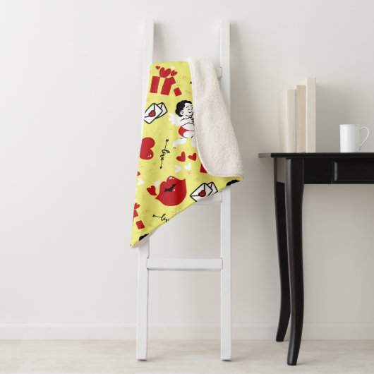 Valentijnsdag patroon op geel sherpa deken (In situ)