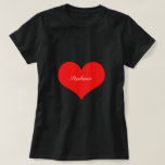 Valentijnsdag Red Heart Black Monogram op maat T-shirt<br><div class="desc">Gedrukt met een groot hartpatroon op een solide zwarte achtergrond met een sjabloon voor de naam!</div>