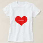 Valentijnsdag rood hart wit monogram op maat t-shirt<br><div class="desc">Gedrukt met groot hartpatroon op stevige witte achtergrond met tekst sjabloon voor naam!</div>
