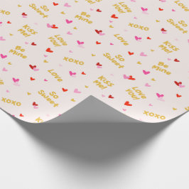 Valentijnsdag tekst en harten op crème cadeaupapier