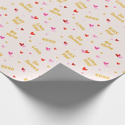 Valentijnsdag tekst en harten op crème cadeaupapier (Hoek)