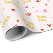 Valentijnsdag tekst en harten op crème cadeaupapier (Rol Hoek)