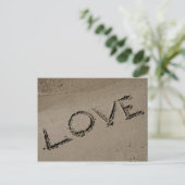 Valentijnse liefde geschreven op het zand feestdagenkaart (Staand voorkant)
