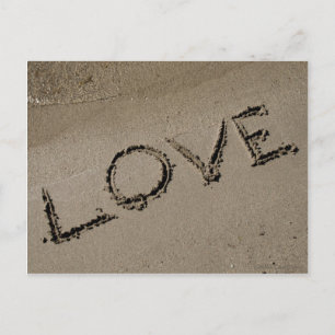 Valentijnse liefde geschreven op het zand feestdagenkaart