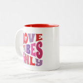 Valentijnse liefde Vibes Only Rood Roze Monogram R Tweekleurige Koffiemok (Voorkant links)