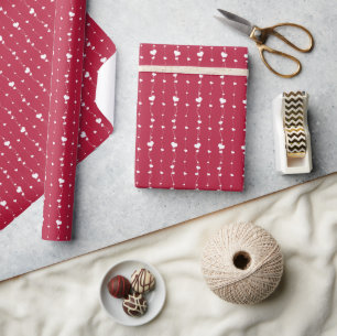 Valentijnshartjes aan een lint cadeaupapier