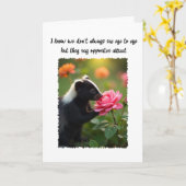 Valentijnskaart met liefdevolle skunk en roos afbe kaart (Gele Bloem)