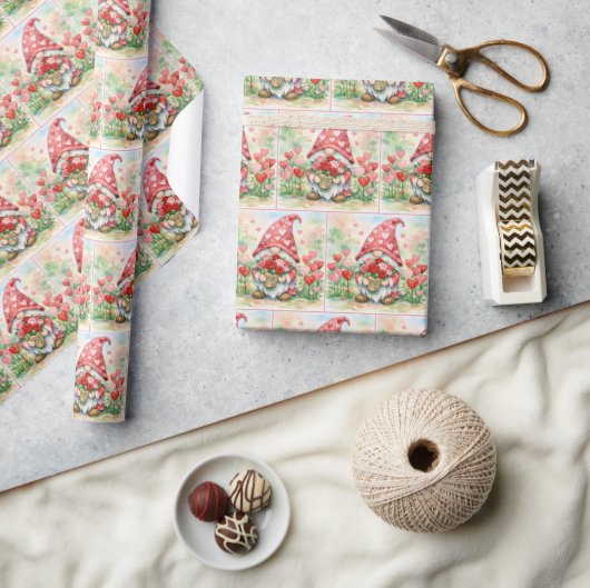 Valentijnskabouter met bos rode rozen cadeaupapier (Crafts)