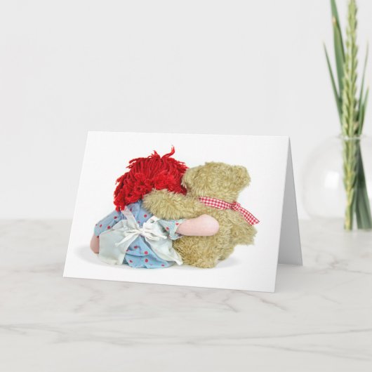 Valentijnslappenpop en teddybeer knuffelen kaart (Voorkant)