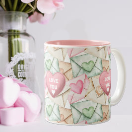 Valentine- enveloppen en harten tweekleurige koffiemok