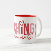 Valentine's Day Teaching Sweethearts Since Year Tweekleurige Koffiemok (Voorkant rechts)