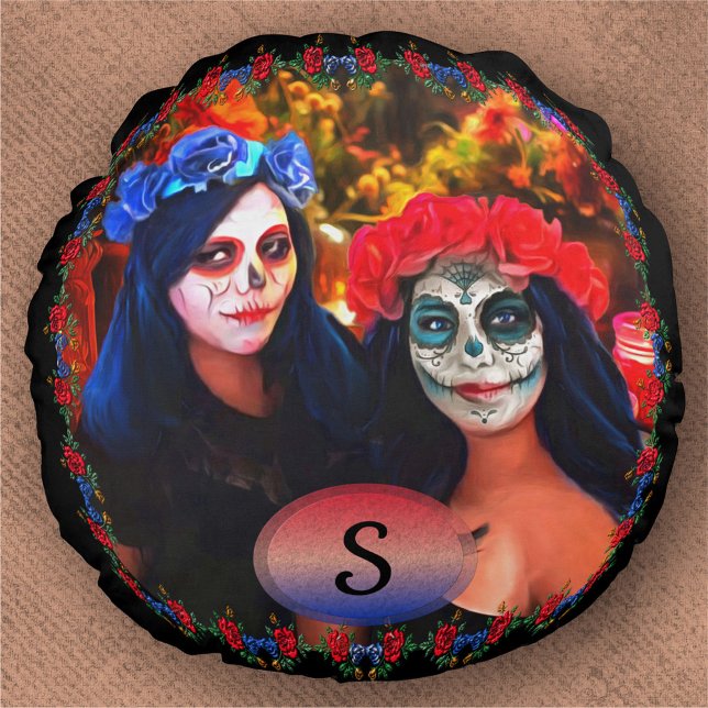 Vallarta Catrinas met bloemen en kaarsen 1718 Rond Kussen (Creator heeft geüpload)